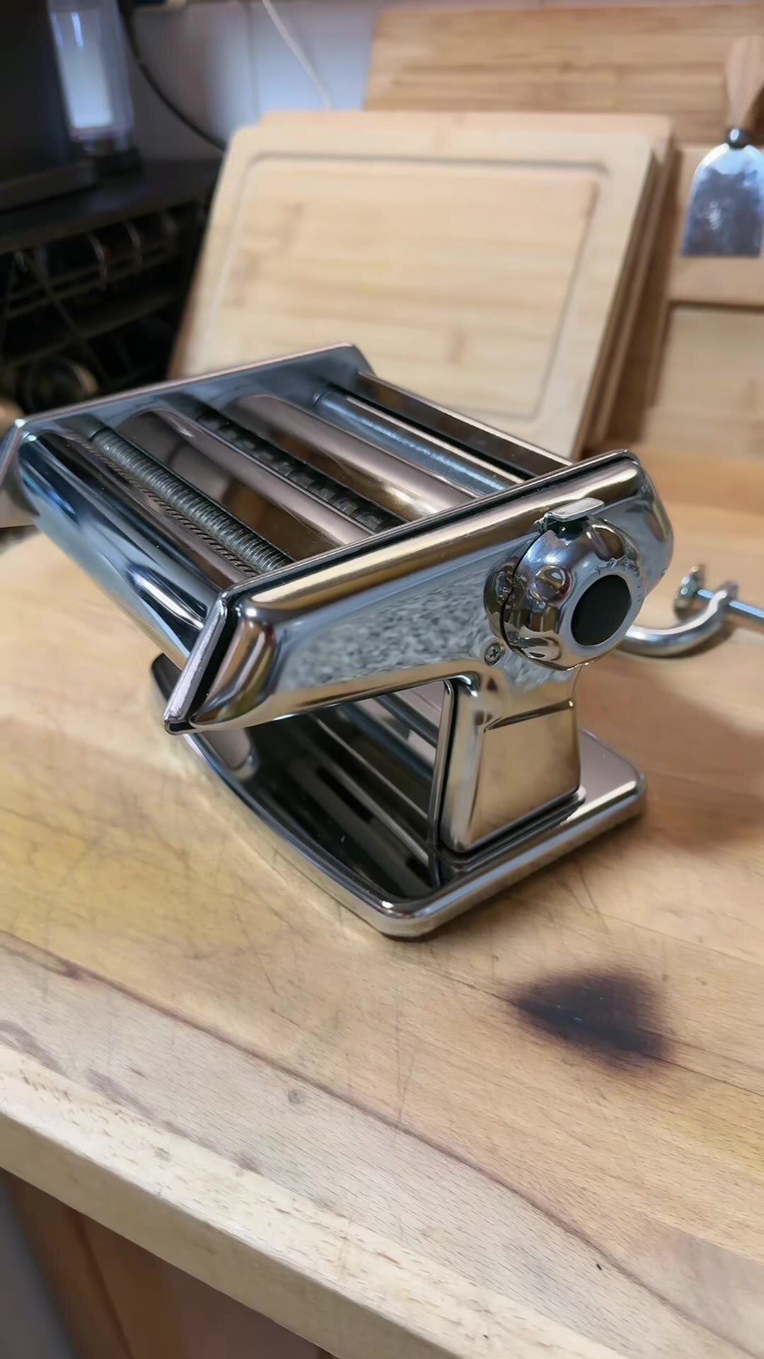 Mi propia Imperia Titania sobre la encimera con tablas de cortar al fondo