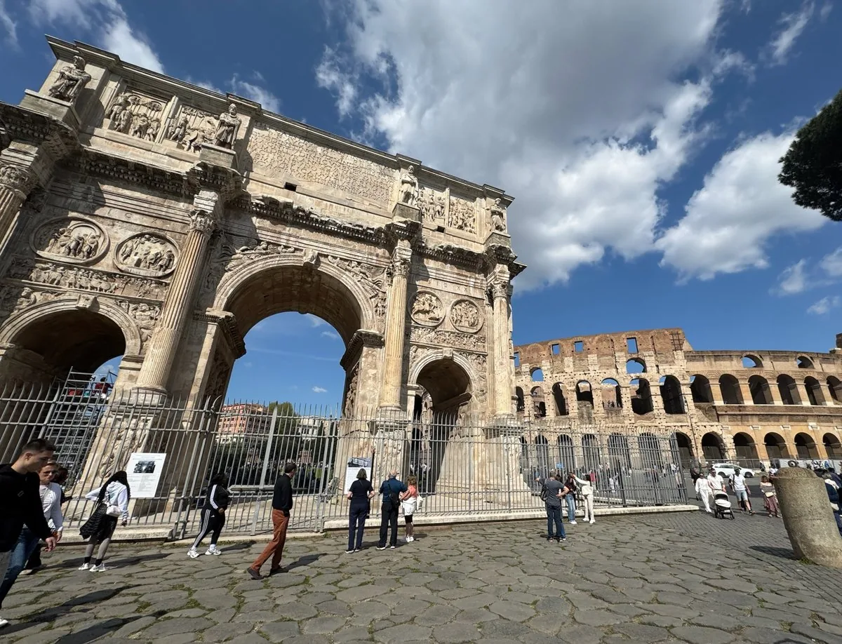 Arco de Constantino con el Coliseo al fondo, Roma