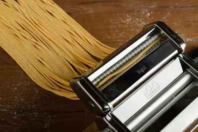 Accesorio Bigoli de Marcato cortando pasta fresca