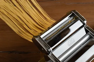 Accesorio Capellini de Marcato cortando pasta fresca