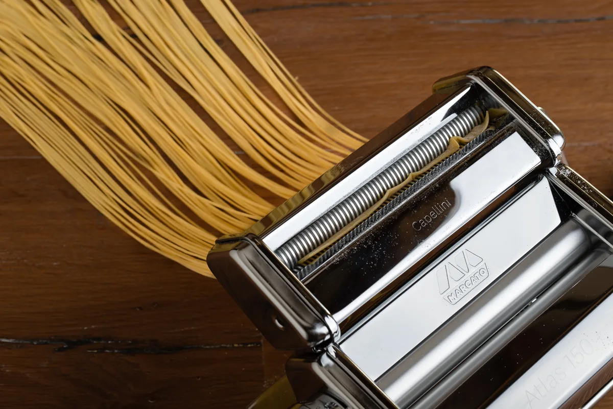Accesorio Capellini de Marcato cortando pasta fresca