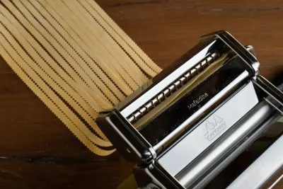 Accesorio Mafaldine de Marcato cortando pasta fresca