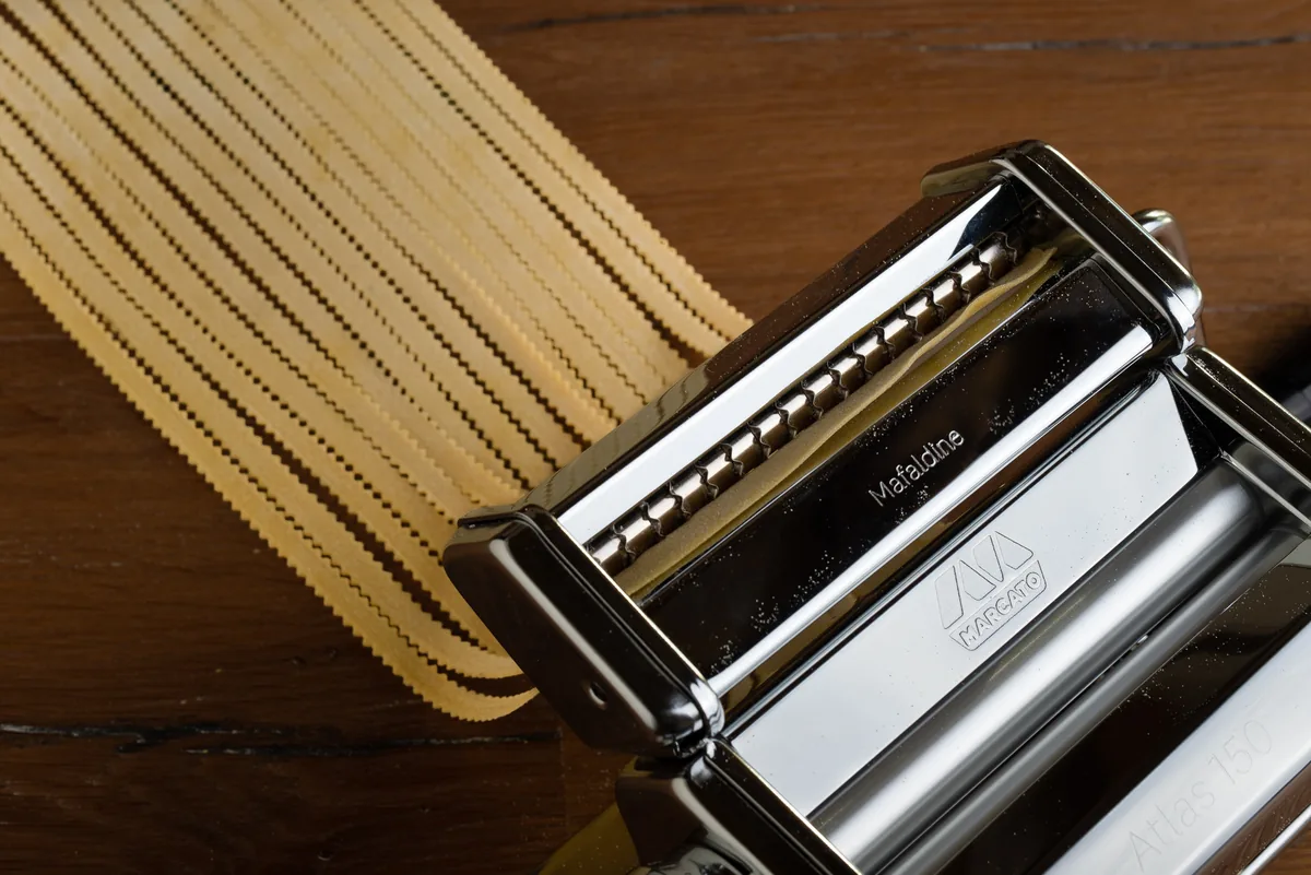 Accesorio Mafaldine de Marcato cortando pasta fresca