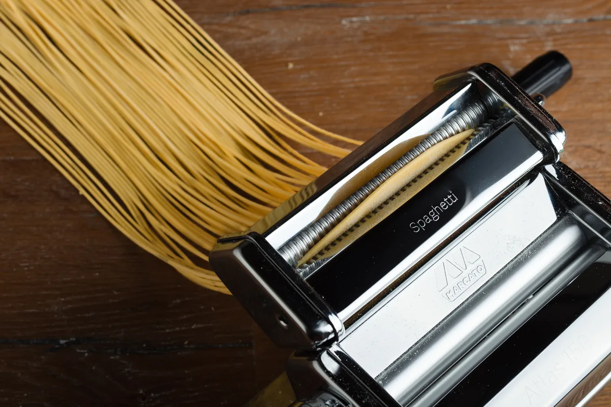 Accesorio Spaghetti de Marcato cortando pasta fresca