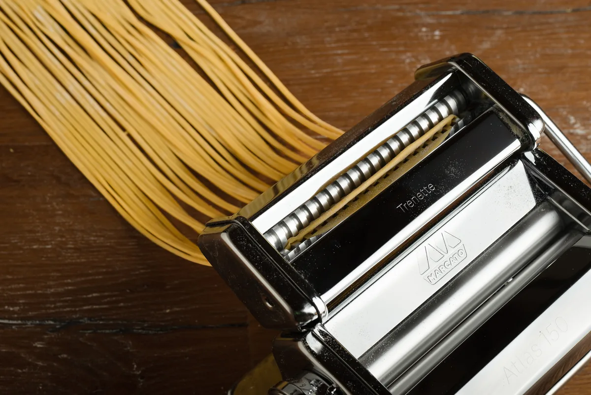 Accesorio Trenette de Marcato cortando pasta fresca