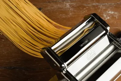 Accesorio Vermicelli de Marcato cortando pasta fresca