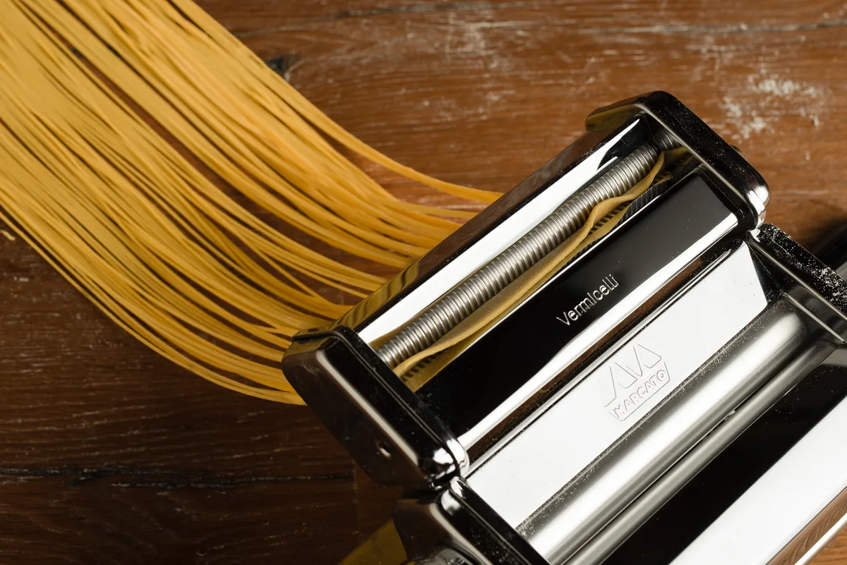 Accesorio Vermicelli de Marcato cortando pasta fresca