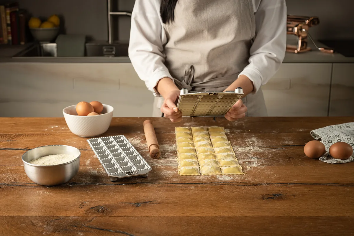 Frisch geformte Ravioli mit der klassischen Marcato Ravioli-Form
