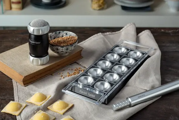 Ravioli Tablet de Marcato con raviolis redondos recién formados