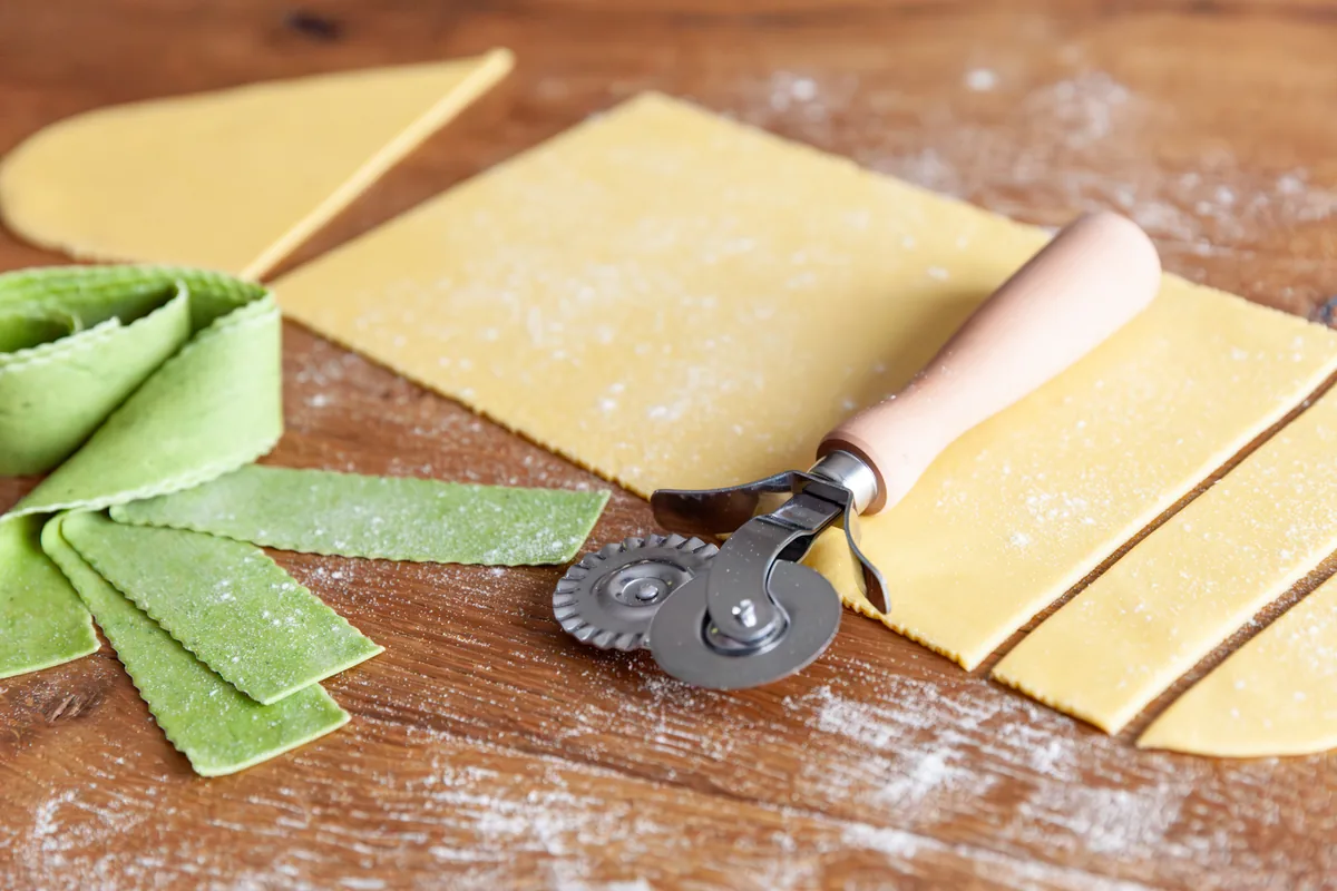 Marcato Teigrädchen mit Holzgriff schneidet Pasta